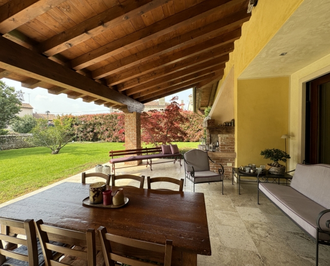 Prestigiosa villa singola con ampio giardino a Bassano del Grappa