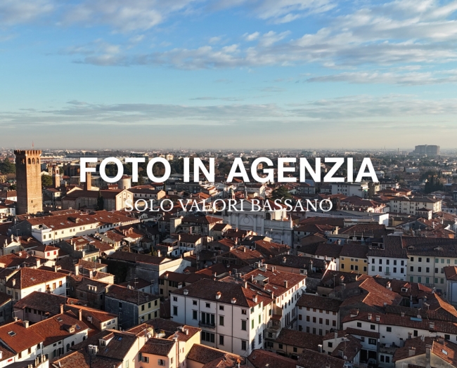 Bassano del Grappa centro, cedesi attivit&agrave; commerciale.